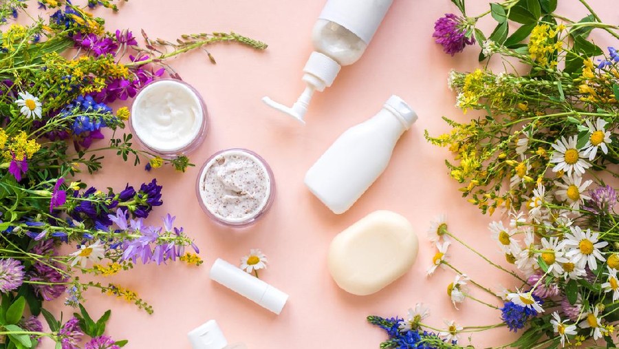 Produk Kecantikan Eco friendly skincare. Natural cosmetics and organic herbs and flowers on pink background, top view, flat lay. Bio research and healthy lifestyle concept.