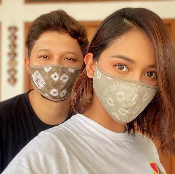 <p>Patuhi aturan PSBB, kini keduanya menikmati waktu bersama di rumah saja. (Foto: Instagram @bungajelitha66)</p>