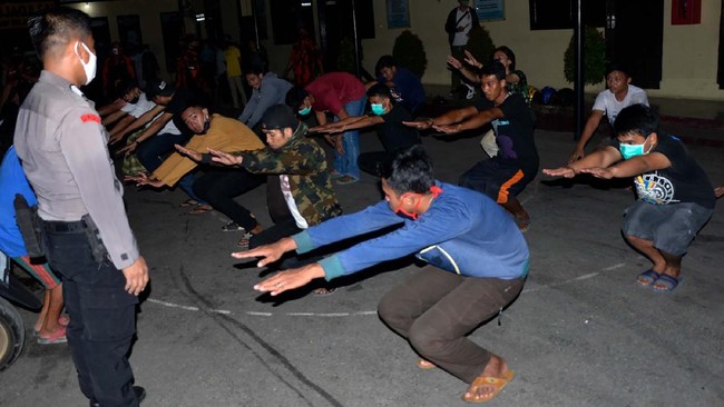 FOTO: Push Up hingga Sapu Jalan Bagi Pelanggar PSBB