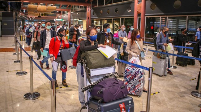 Calon penumpang mengantre sebelum pemberangkatan di Terminal 2 Bandara Soekarno Hatta, Tangerang, Banten, Jumat (15/5/2020). Sebanyak 1486 penumpang berizin dengan 23 penerbangan diterbangkan dari Bandara Soekarno Hatta dengan dokumen syarat terbang dan surat keterangan bebas COVID-19. ANTARA FOTO/Fauzan/pras.