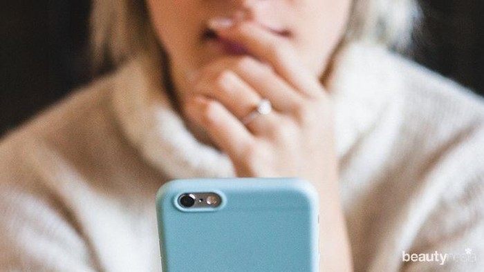 Penting! Hindari Mengecek Ponsel Pasangan, Ini Alasannya...