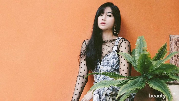 Outfit Transparan Sedang Hits Nih! Kamu Bisa Contek Gaya Padupadan Ala Yumna Kemal