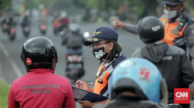 Pelaksanaan pembatasan kegiatan masyarakat di Denpasar hari pertama, Jumat (15/5). Petugas melakukan pemeriksaan terhadap pengendara.