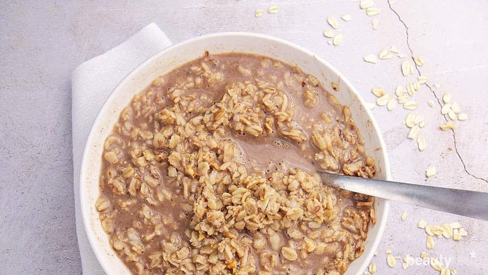 Tidak Hanya Sehat dan Praktis, Ternyata Sahur dengan Oatmeal Juga Bisa Bikin Kenyang Lebih Lama, Lho!