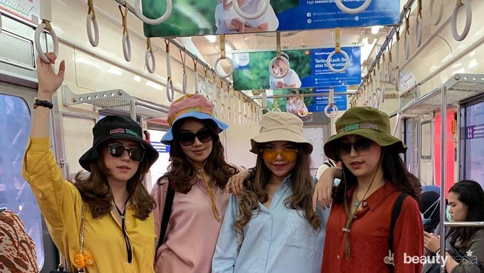 Penggemar Style Baju Warna-Warni, Bisa Belanja di 5 Online Shop Ini!