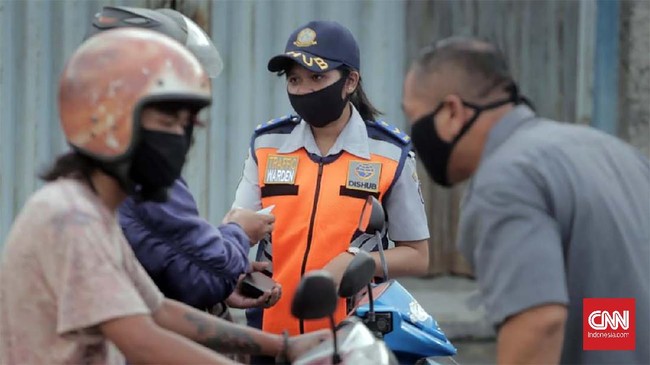 Pelaksanaan pembatasan kegiatan masyarakat di Denpasar hari pertama, Jumat (15/5). Petugas melakukan pemeriksaan terhadap pengendara.