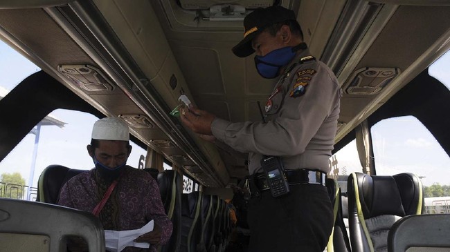 Polisi memeriksa kelengkapan dokumen pemudik di pos pemeriksaan Terminal Kargo, Pamekasan, Jawa Timur, Jumat (15/5/2020). Gugus Tugas Percepatan penanganan COVID-19 di kabupaten Pamekasan meningkatkan pemeriksaan kendaraan dari luar kota, pascakebijakan Kementerian Perhubungan terkait beroperasinya kembali semua moda transportasi per Kamis (7/5/2020) lalu. ANTARA FOTO/Saiful Bahri/pras.