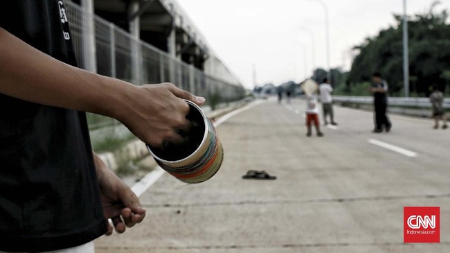 FOTO: Menerbangkan Layang-layang Kala Ngabuburit