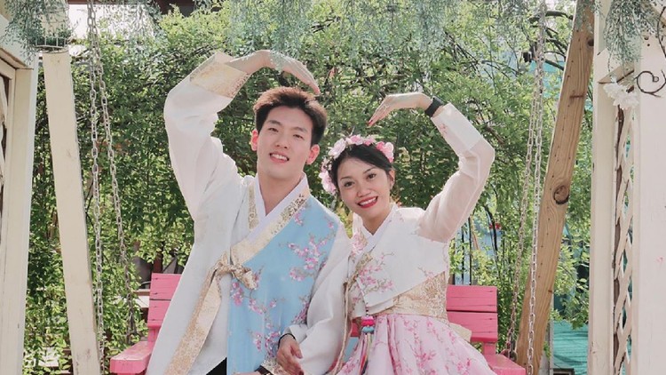 Tara dan Woni Tara dan Woni, wanita Indonesia nikahi pria Korea.