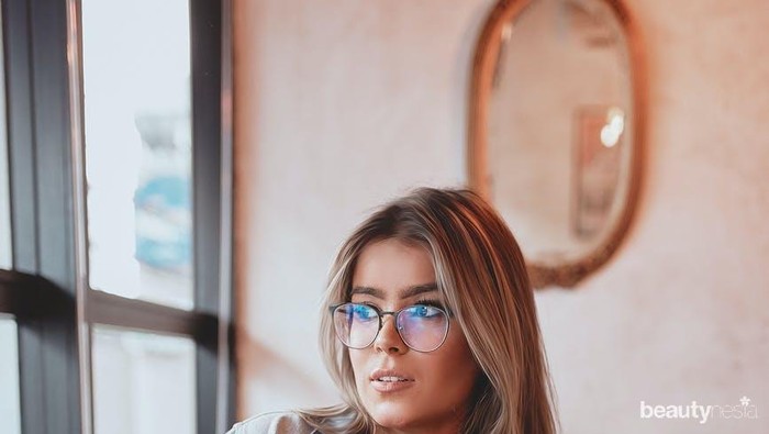 Inspirasi Grunge Look dengan Ripped Jeans, Ngerock Banget!