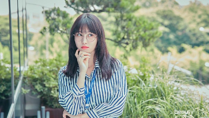 Begini Potret TWICE Saat Kenakan Kacamata, Penuh Pesona