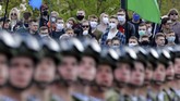 nyalang Edisi 16 Mei 2020 People attend the Victory Day military parade that marked the 75th anniversary of the allied victory over Nazi Germany, in Minsk, Belarus, Saturday, May 9, 2020. Belarus remains one of the few countries that hadn't imposed a lockdown or restricted public events despite recommendations of the World Health Organization. (AP Photo/Sergei Grits)
