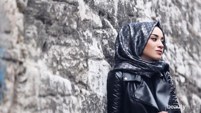 Selain Jaket, Ini Outfit Berbahan Kulit untuk Hijabers Tampil Kece!