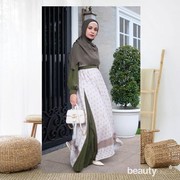 Biarpun di Rumah Aja, Ini Model Gamis Modern ala Shireen Sungkar untuk Virtual Bukber