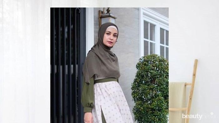 Biarpun di Rumah Aja, Ini Model Gamis Modern ala Shireen Sungkar untuk Virtual Bukber