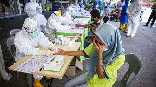Petugas medis melakukan pemeriksaan cepat (rapid test) COVID-19 terhadap sejumlah pedagang di Pasar Botania 2, Batam, Kepulauan Riau, Jumat (15/5/2020). Pemeriksaan ini dilakukan untuk mencegah penyebaran COVID-19 di sejumlah pasar tradisional. ANTARA FOTO/M N Kanwa