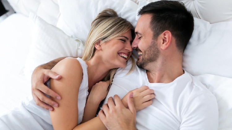 Suami dan istri Happy young couple having romantic times in bedroom