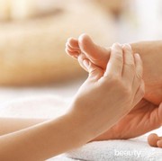 Gak Cuma Wajah, Kaki Juga Perlu Kamu Eskfoliasi agar Halus dan Mulus! Ini Tipsnya