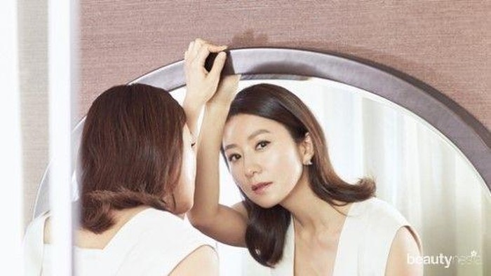Pesona Kim Hee Ae, Istri Tangguh di A World of Married Couple yang Tetap Memikat di Usia 50an!