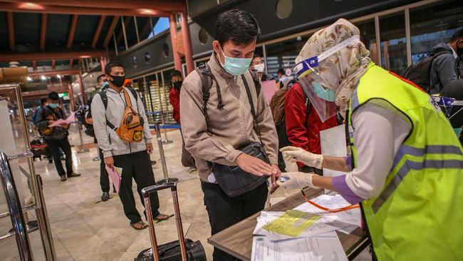 ANTREAN PENUMPANG BANDARA SOEKARNO HATTA Petugas memeriksa kesehatan calon penumpang sebelum pemberangkatan di Terminal 2 Bandara Soekarno Hatta, Tangerang, Banten, Jumat (15/5/2020). Sebanyak 1486 penumpang berizin dengan 23 penerbangan diterbangkan dari Bandara Soekarno Hatta dengan dokumen syarat terbang dan surat keterangan bebas COVID-19. ANTARA FOTO/Fauzan/pras.