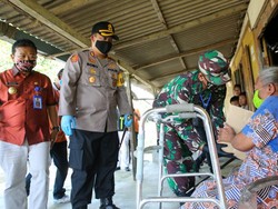 Polisi-TNI Jombang Gelontorkan 1.000 Paket Sembako Warga Terdampak Corona