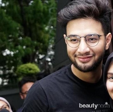 img-title 8 Pasangan Artis yang Terlibat Cinlok, Awet Sampai Punya Anak!
