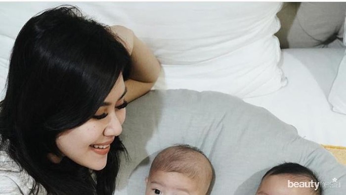 7 Potret Gemas Bayi Kembar Syahnaz, Tampil Keren di Rumah Aja