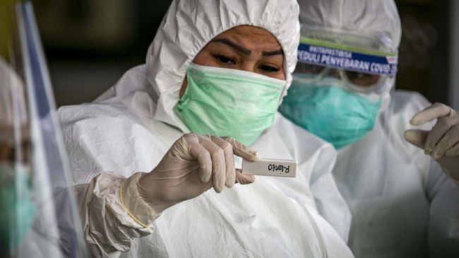 Petugas medis melakukan pemeriksaan cepat (rapid test) COVID-19 terhadap sejumlah pedagang di Pasar Botania 2, Batam, Kepulauan Riau, Jumat (15/5/2020). Pemeriksaan ini dilakukan untuk mencegah penyebaran COVID-19 di sejumlah pasar tradisional. ANTARA FOTO/M N Kanwa