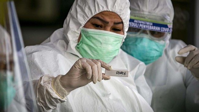Petugas medis melakukan pemeriksaan cepat (rapid test) COVID-19 terhadap sejumlah pedagang di Pasar Botania 2, Batam, Kepulauan Riau, Jumat (15/5/2020). Pemeriksaan ini dilakukan untuk mencegah penyebaran COVID-19 di sejumlah pasar tradisional. ANTARA FOTO/M N Kanwa