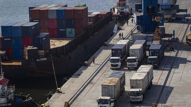 Pekerja melakukan bongkar muat peti kemas di Pelabuhan Tanjung Priok, Jakarta Utara, Jumat (15/5/2020). Badan Pusat Statistik (BPS) mencatat neraca perdagangan Indonesia defisit 350 juta dolar AS secara bulanan pada April 2020 di tengah pandemi COVID-19 yang berbanding terbalik dari Maret 2020 yang surplus 743 juta dolar AS. ANTARA FOTO/Dhemas Reviyanto/wsj.