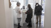 Dokter Gigi di Prancis Kembali Buka In this Wednesday, May 13, 2020 photo, dentist Sabrine Jendoubi, left, speaks to an unidentified patient upon her arrival at a dental office in Paris. Those with toothache that suffered through France's two-month lockdown, finally have hope to end the pain. Dental practices are cautiously re-opening and non-emergency dentist appointments are now permitted around the country, as the French government eased confinement restrictions from Monday. (AP Photo/Michel Euler)