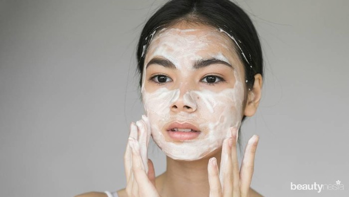 Di Rumah Aja, Perlu Double Cleansing Gak Ya? Ini Panduan Skincare Tepat Selama #dirumahaja