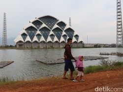 Melihat Suasana Ngabuburit di Masjid Apung Al-Jabbar Bandung