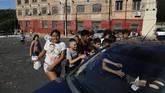 Paraguay Daratan yang Children reach for food handed out by a woman in a passing car in the poor, Chacarita neighborhood during a lockdown amid the spread of the new coronavirus in Asuncion, Paraguay, Friday, April 10, 2020. (AP Photo/Jorge Saenz)