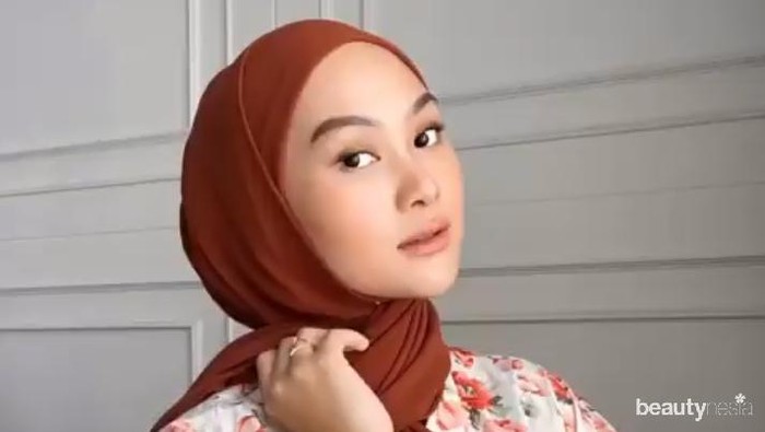 Tutorial Hijab Pashmina Ceruti yang Mudah dan Cantik ala Indah Nada Puspita