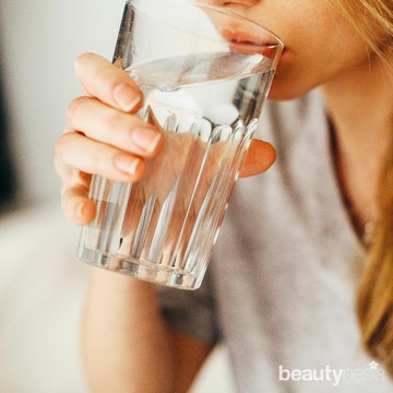 Mau Semakin Rajin Minum Air Putih Saat di Rumah? Ikuti Tips Ini!
