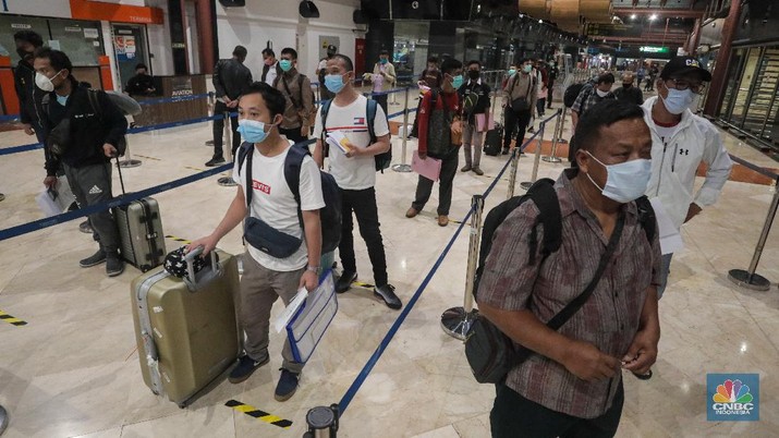 Pemeriksaan Dokumen Penumpang Pesawat di Bandara Soekarno Hatta, Jumat (16/5/2020). (CNBC Indonesia/ Andrean Kristianto)
