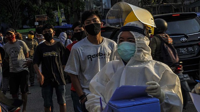 Petugas medis mendata warga yang akan mengikuti tes swab di Kayuringin Jaya, Bekasi, Jawa Barat, Jumat (15/5/2020). Tes swab yang dilakukan secara random sebanyak 50 sampel tersebut diperuntukkan untuk warga yang melangggar aturan Pembatasan Sosial Berskala Besar dan pedagang takjil. ANTARA FOTO/Fakhri Hermansyah/wsj.