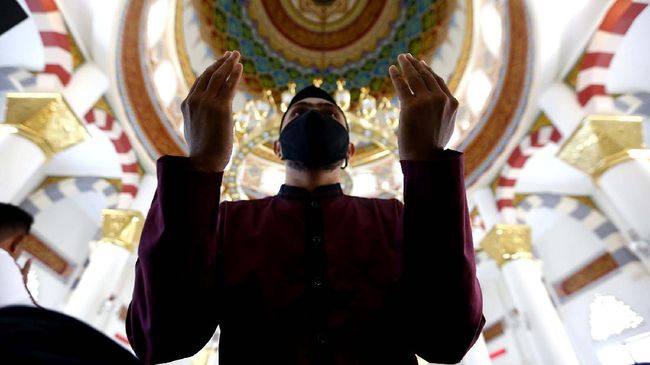 Itikaf merupakan amalan sunnah di bulan Ramadhan. Berikut ini bacaan niat itikaf di masjid agar ibadahmu diterima oleh Allah SWT.