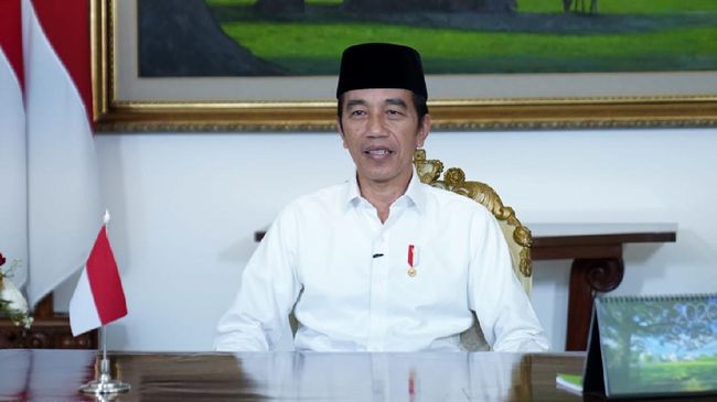 Presiden Jokowi Unggah Gambar Saat Salat, Netizen: Itu Salah Kiblat