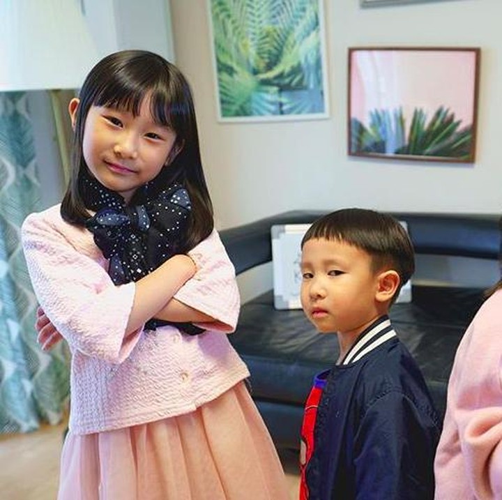 <p>Salah satu konten yang menarik, mereka bikin salon sendiri di rumah dan voila! Rambut Suji, Yunji, dan Jio bergaya seperti model rambut pemeran di drama Korea Itaewon Class. Bagaimana, persis ya? (Foto: Instagram @kimbabfamily.official)</p>