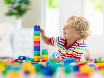 Benarkah Anak Hobi Bariskan Mainan Pertanda Autisme?