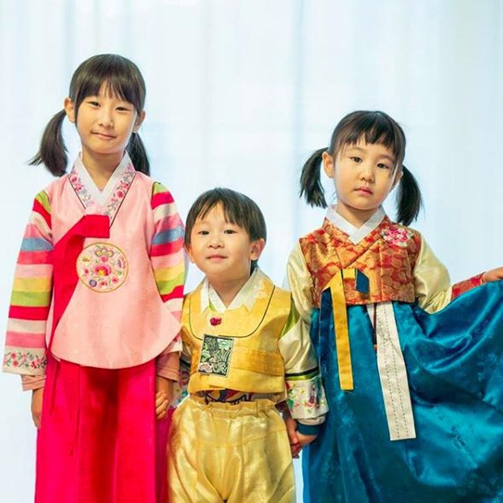 <p>Tiga bersaudara dari Kimbab Family. Selain fasih Bahasa Korea, Suji, Yunji, dan Jio juga paham Bahasa Indonesia, lho. (Foto: Instagram @kimbabfamily.official)</p>