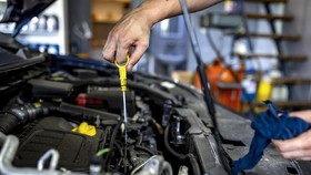 Mitos atau Fakta Oli Mesin Mobil Menguap Saat Terjebak Macet Parah?