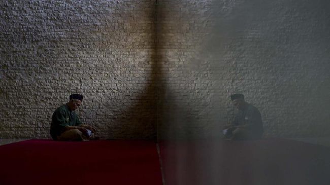 Pengurus Masjid membacai Al Quran di Masjid Raya Bandung, Jawa Barat, Kamis (30/4/2020). Pada bulan Ramadhan, selain berpuasa umat islam juga memperbanyak kegiatan ibadah seperti tadarus Al Quran, itikaf, berzikir dan shalat sunnah guna menambah amalan di bulan yang penuh hikmah. ANTARA FOTO/Raisan Al Farisi/nz