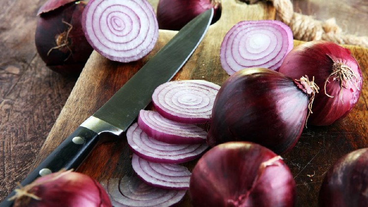 Red onions circles and red onions on board