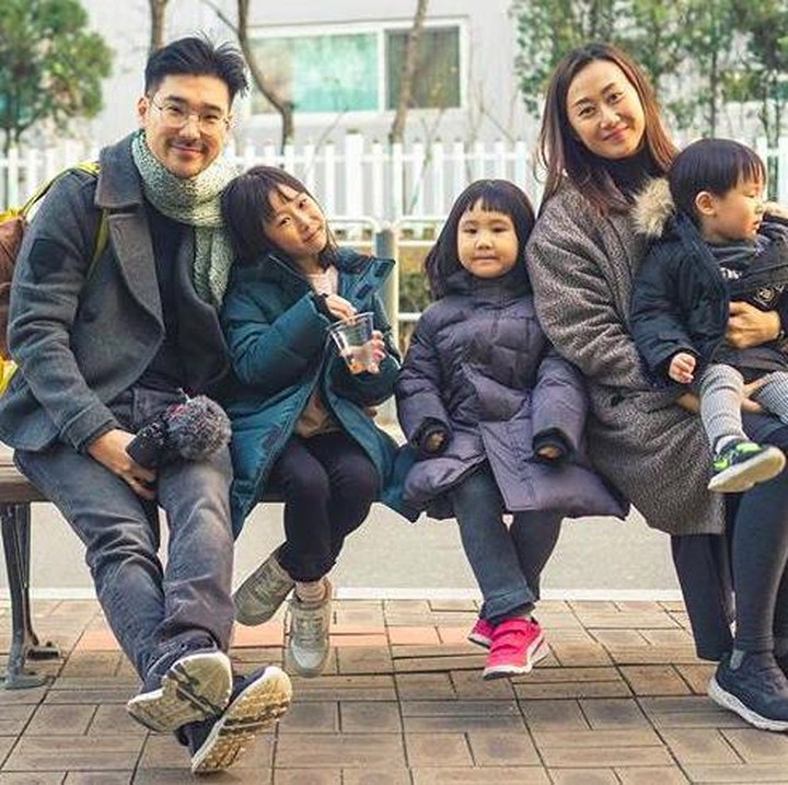 <p>Kimbab Family ini menetap di Korea Selatan. Vlog dari keluarga ini menarik dan memberikan informasi seputar Korea Selatan, lho. (Foto: Instagram @kimbabfamily.official)</p>