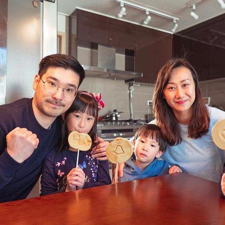 <p>Kimbab Family juga membagikan konten tentang cara membuat makanan dan snack homemade dari Korea. Seperti membuat permen dalgona ini, Bunda. (Foto: Instagram @kimbabfamily.official)</p>