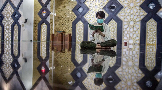 FOTO: Merindu Keridhaan Bulan Ramadan Lewat Itikaf