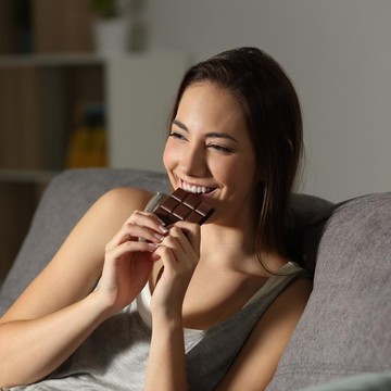 Makan Dark Chocolate Nggak Cuma Bisa Meningkatkan Fungsi Otak Biar Cerdas, Ini Manfaat Lainnya! Kamu Sudah Tahu?